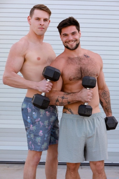 O gostoso gay Aspen lambe e fode o cuzinho do seu colega de ginásio Shane Cook