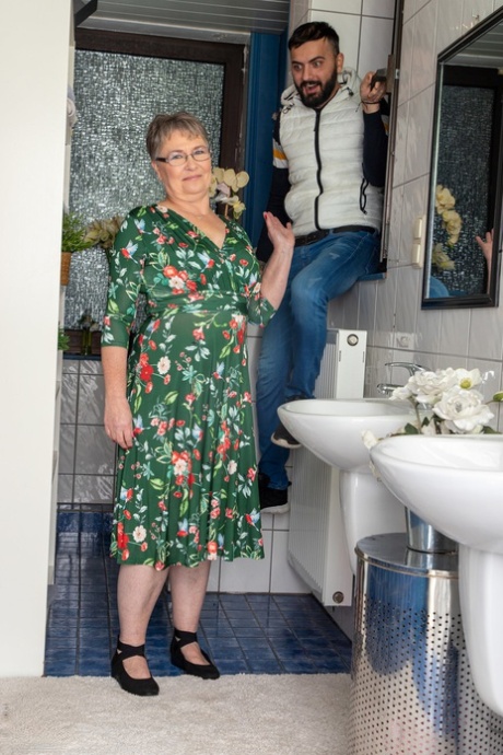 Kurze Oma mit Brille Petra saugt & fickt einen jungen Schwanz im Badezimmer