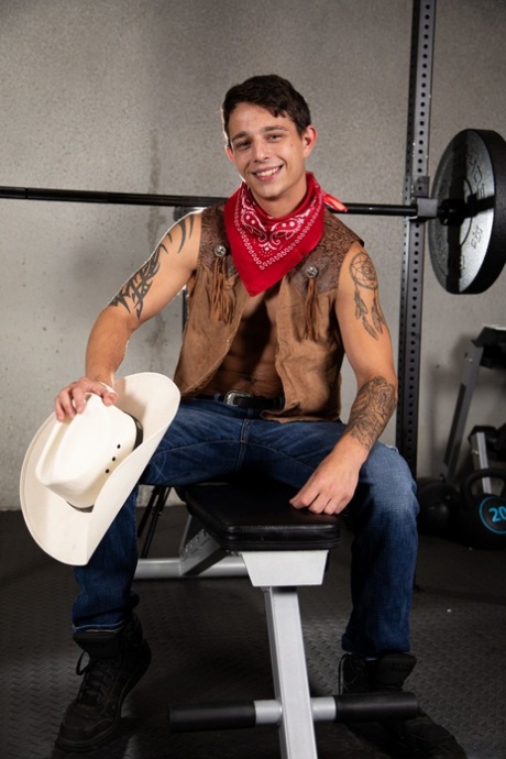 Homosexuella cowboys Jayden Marcos & Kyle Wyncrest strip & har analsex på gymmet