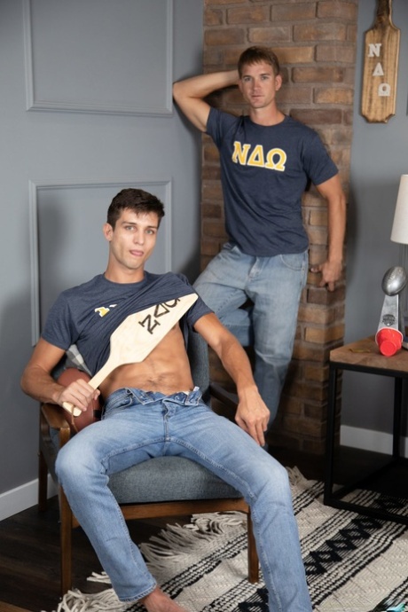 Twinks strip sina tajta jeans och knulla varandras rumpor i en gay orgy
