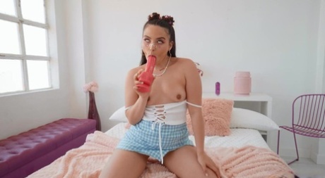 Bonita estrella porno adolescente Ariana Van X monta un juguete antes de tomar una erección profundamente