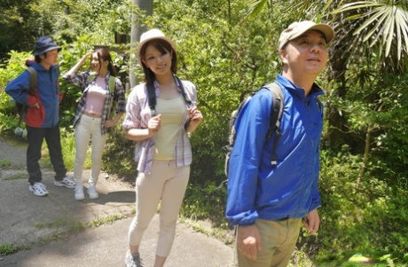 Den asiatiske turgåeren Mei Ashikawa forfører guiden sin og tar pikken hans i skogen.