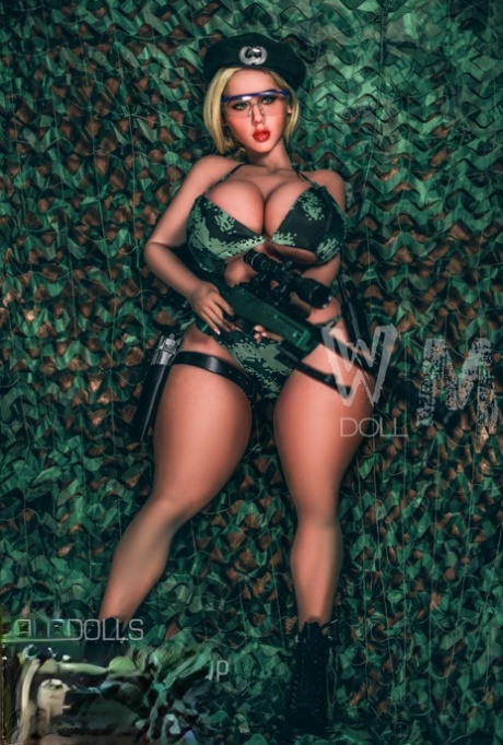 La muñeca sexual ucraniana Diana se quita el traje militar y muestra sus grandes curvas