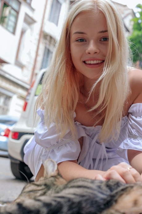 Blonďatá teenagerka Bianca Bell odhaluje svůj kulatý velký zadek a pózuje nahá