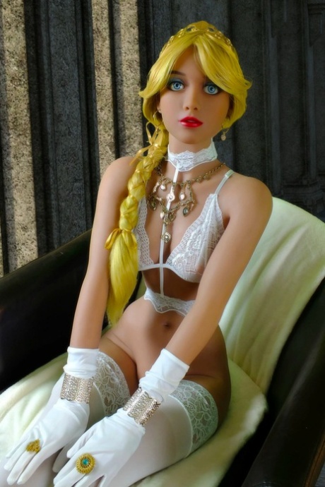 Gullhåret sexdukke, prinsesse Peach, viser frem de oppsvulmede fitteleppene og puppene sine.