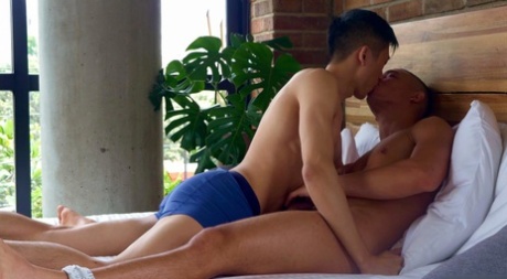 Kinky gay asiático Tyler Wu da la cabeza y se folla a su novio por la mañana