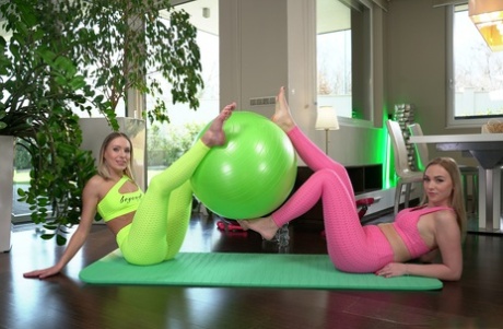 Le bambine Angelika Grays e Jenny Wild si leccano le dita dei piedi e la figa su un tappetino da yoga