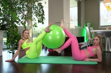 Les filles Angelika Grays et Jenny Wild se lèchent mutuellement les orteils et la chatte sur un tapis de yoga.