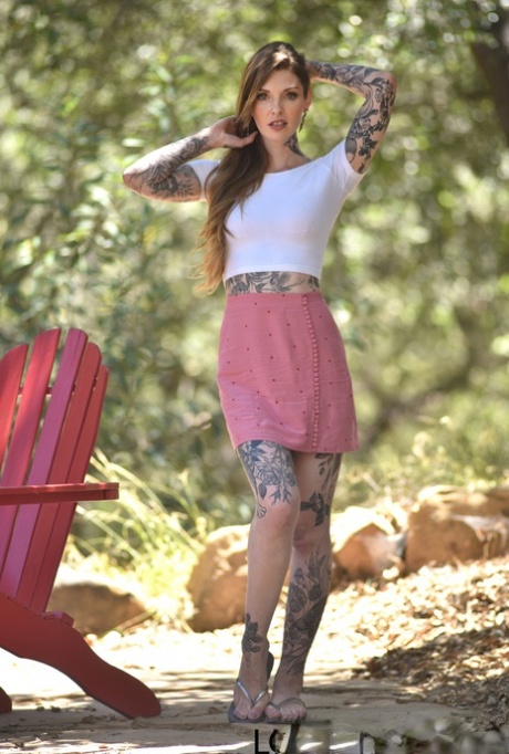 La americana Penny Archer muestra su cuerpo tatuado y hace una paja con los pies al aire libre
