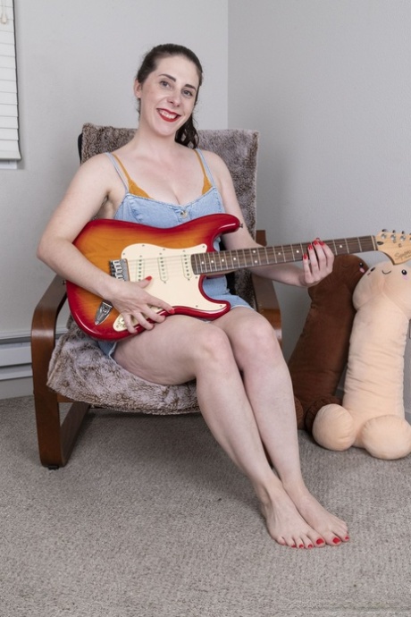 Brunetka gitarzystka Bea Lovely rozciąga i wali swoją owłosioną cipkę dildo