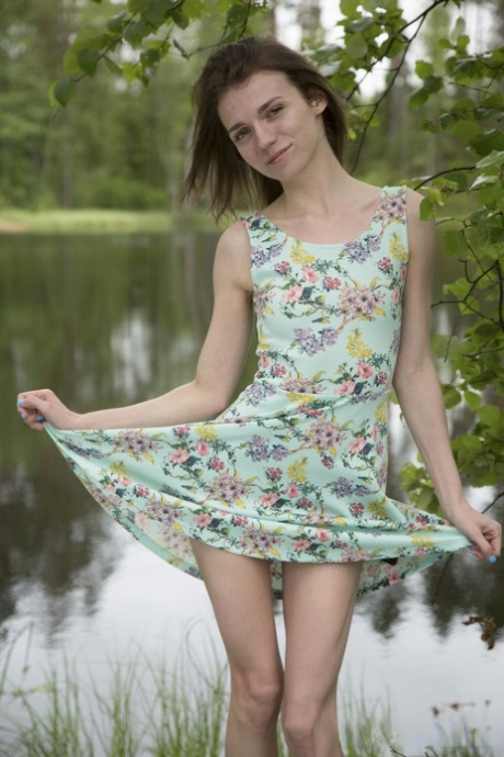 Chuda nastolatka Nelya rozbiera się nad jeziorem i bawi się swoją pyszną cipką