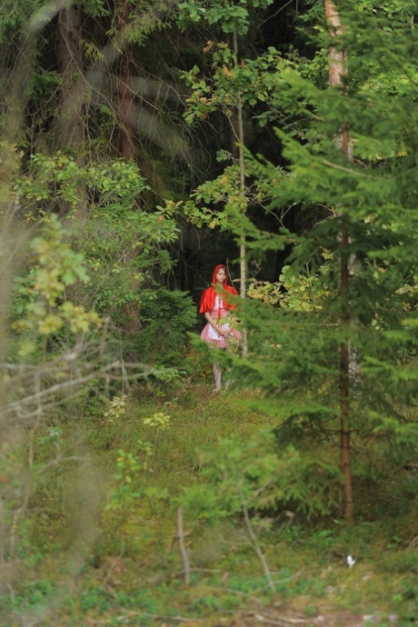 Little Red Riding Hood Beata Undine blir knullad av en varg i skogen