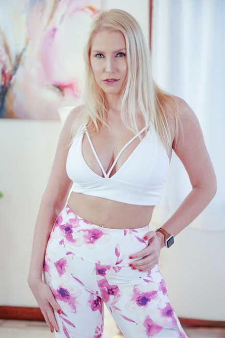 Hot MILF s velkými prsy Vanessa Cage dostane důkladné bušení a lízání kundičky