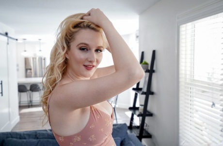 Sexy blonde babe Audrey Madison showt haar grote tieten en wordt zwartgemaakt