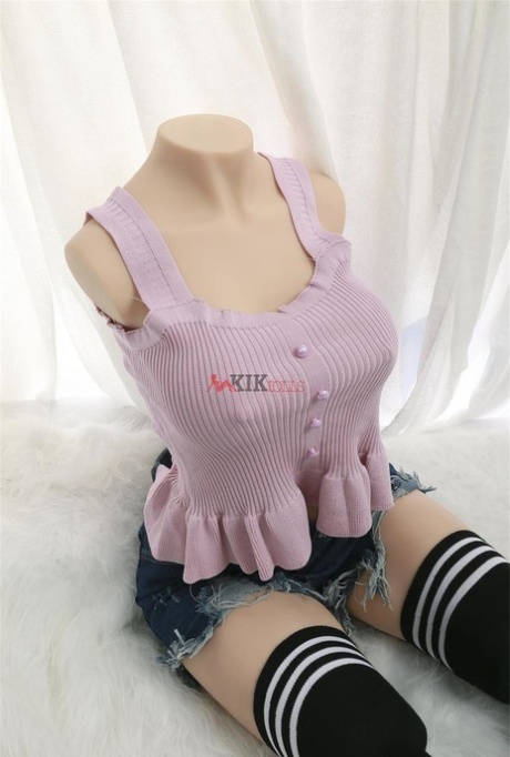 Busto di sex doll femminile in posa con abiti sexy, lingerie sexy e nudo