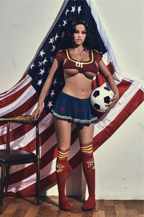 La poupée sexuelle Jane, joueuse de football, montre ses courbes incroyables dans une tenue sexy