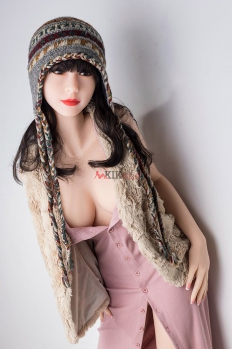 Prsatá sexuální panenka Alaina si sundá šaty a zimní čepici, aby ukázala svá velká prsa