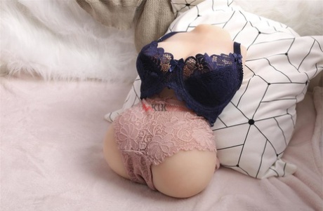 Poupée sexuelle féminine en lingerie et nue montrant de gros seins et une chatte rose