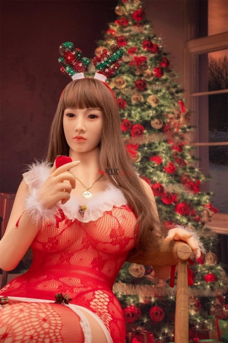 La poupée sexuelle brune Amaris exhibe ses gros seins dans une tenue de Noël.