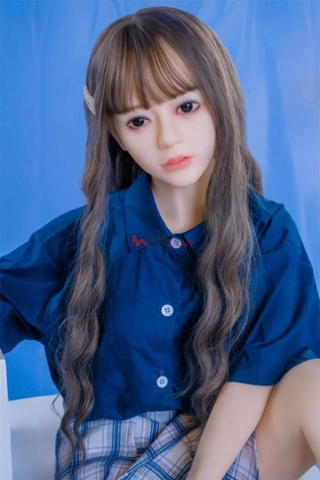 Pequeña muñeca sexual asiática Yua perdiendo su lindo traje azul y posando desnuda