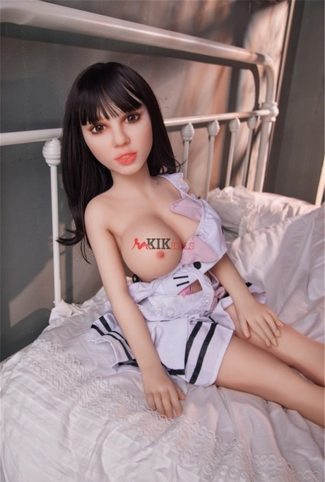 La sex doll realistica e minuta Rebecca mostra le sue tette perfette e il suo bel sedere