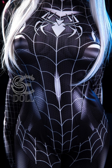 Blond sexdocka Kitty klär av sig Spider-Woman-kostymen och avslöjar sina stora bröst