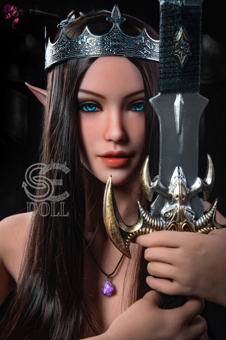 Impresionante elf queen sex doll descubre sus grandes tetas y abre bien las piernas