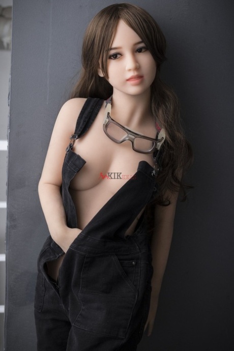 Heerlijke sekspop Alana trekt haar zwarte outfit uit en pronkt met haar geweldige lichaam