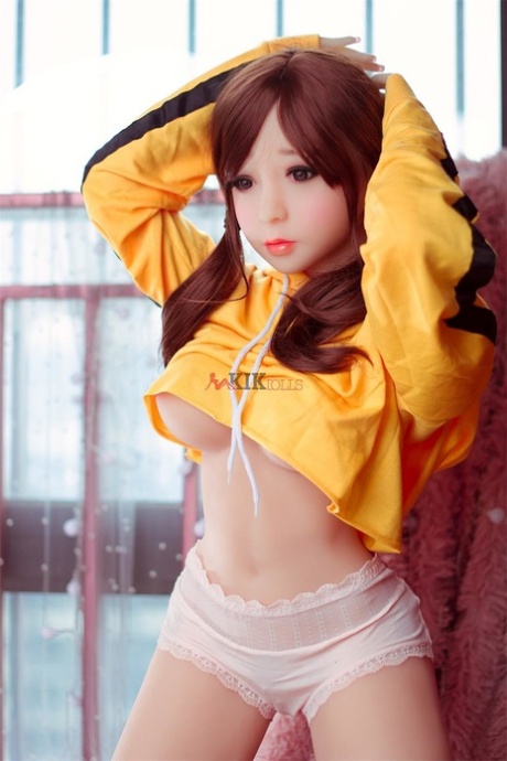 Japanse sekspop met varkensstaart Julissa kleedt zich uit en toont haar hete lichaam