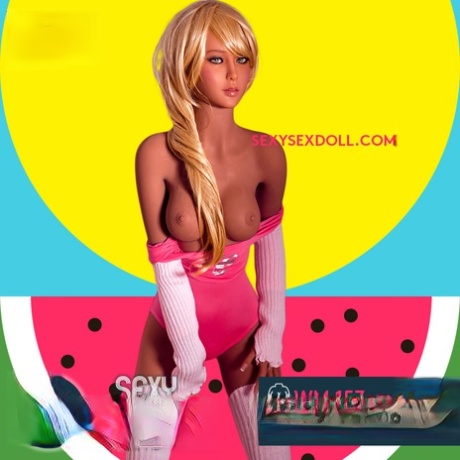 Золотоволосая секс-кукла Эйза снимает розовый купальник и показывает грудь