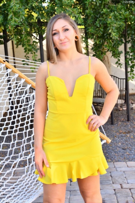 La MILF Harper exhibe un haut de maillot sans culotte dans une robe jaune sexy