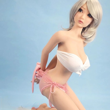 Ładna drobna blond lalka erotyczna pokazuje swoje duże piersi z dużymi sutkami