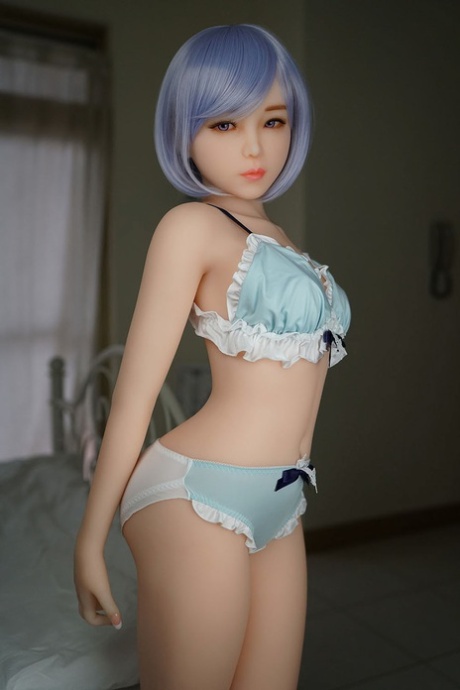 La bambola gonfiabile mostra il suo corpo impeccabile in lingerie sexy