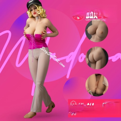 Boneca sexual de cabelo encaracolado revela as suas grandes mamas enquanto faz um striptease quente