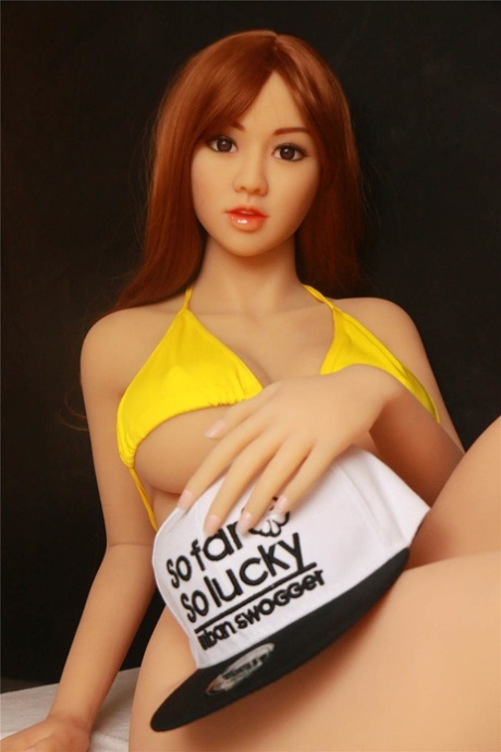 La sex doll asiatica Florence mostra il suo incredibile décolleté nel suo bikini giallo