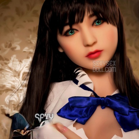 La poupée sexuelle réaliste Kurumi pose dans sa robe blanche sexy et se touche.