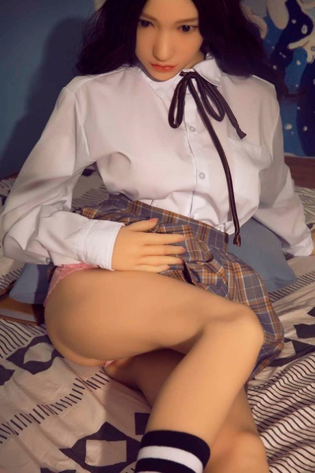 Hermosa muñeca sexual colegiala muestra su bonito coño y sus jugosos pechos