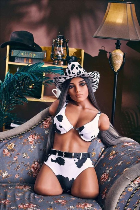 Egzotyczna kowbojka seks lalka tors Doricmo pokazująca swoje niesamowite krągłości