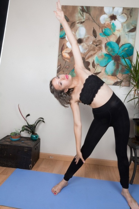 Sexy amatérka Amber Faye odhaluje svůj chlupatý rozkrok při cvičení jógy na podlaze