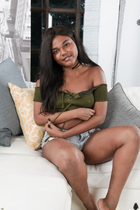 Adorable exotische Teen Yara Skye entblößt ihren runden Arsch und schöne Titties