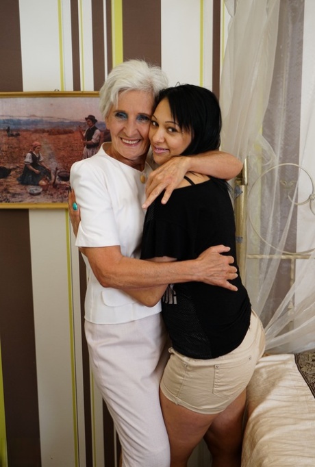 Oude en jonge lesbiennes Audrina en Myra likken hun kutjes & scharen elkaar