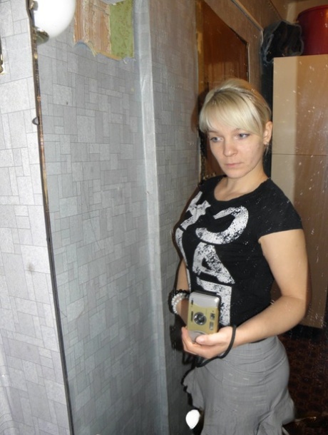 Lekfull blond amatör visar sin sexiga kropp när hon klär av sig och tar selfies