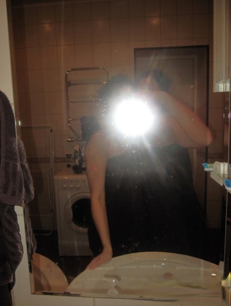 Hete amateur lesbiennes strippen en zoenen terwijl ze selfies nemen in de badkamer