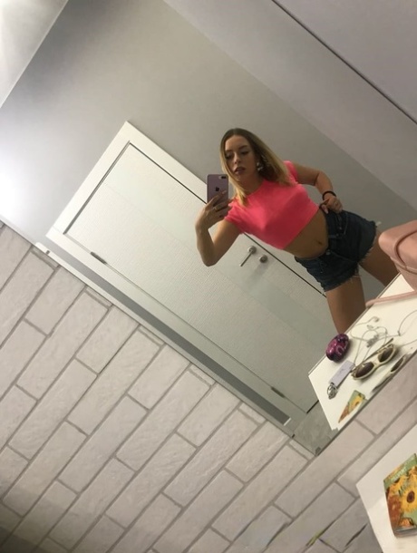 Blonde amateur neemt naakt selfies waarop ze haar mooie kleine tieten laat zien