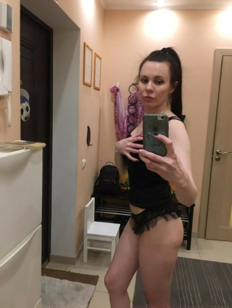 Amateurbrunette stript naakt voor de spiegel en toont haar perfecte lichaam