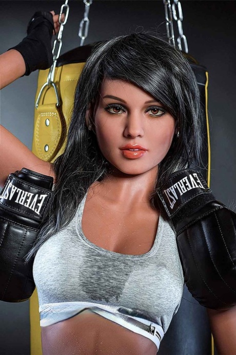 Спортивная секс-кукла Сесили раздевается после тренировки по боксу и демонстрирует свое загорелое тело