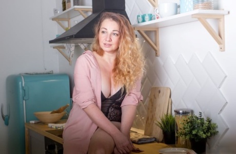 Mamma amatoriale con un grande culo si spoglia della sua lingerie sexy e mostra le sue tette