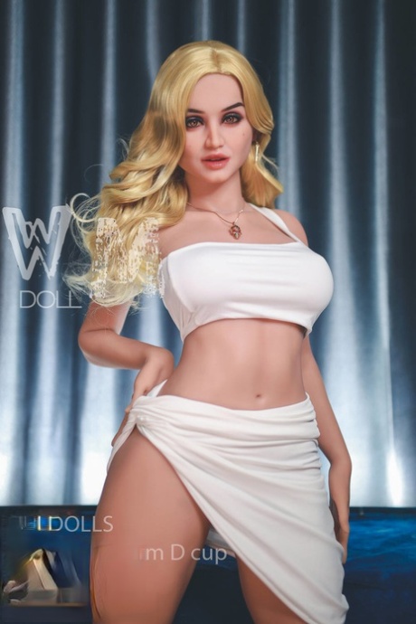 Golden-haired sex doll Emna loses her hot outfit and exposes her curves