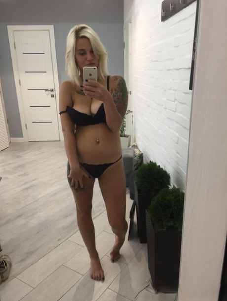 Blonde américaine se déshabille devant le miroir et montre ses gros seins juteux