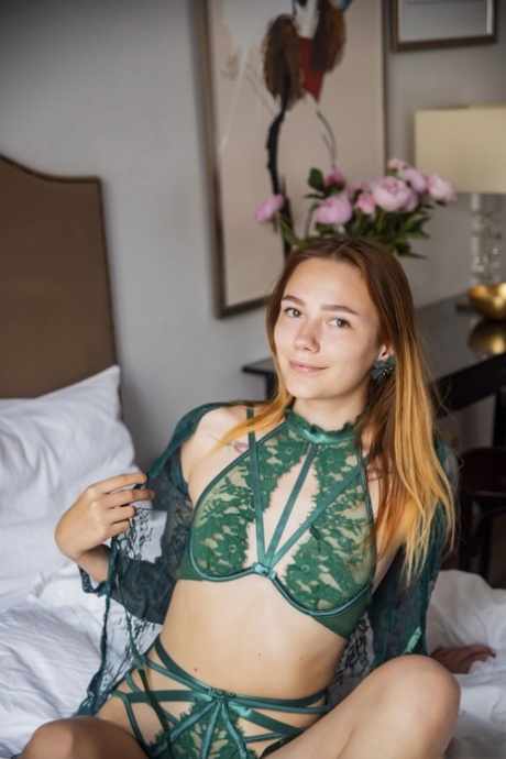 Mooie tiener Janey verwijdert haar groene lingerie en poseert naakt